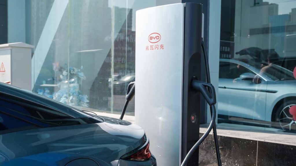 BYD to Roll Out 15,000 More ‘Megawatt’ Chargers in Five Minutes